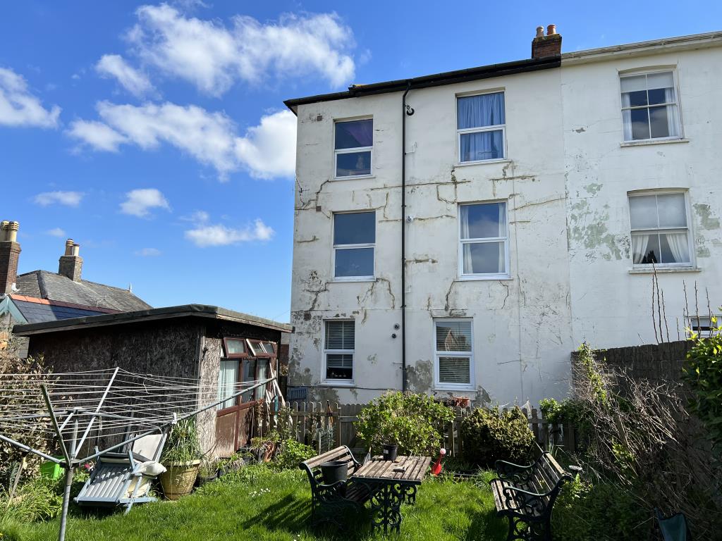 Lot: 103 - FOUR FREEHOLD FLATS FOR INVESTMENT - Four Freehold Flats for Investment Newport Isle of Wight